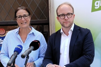 RTL:  Déi gréng Conseillère Carole Zeimetz an de grénge Conseiller Christophe Origer bei der Pressekonferenz den 23. Abrëll 2026 zu Iechternach. © Marc Hoscheid